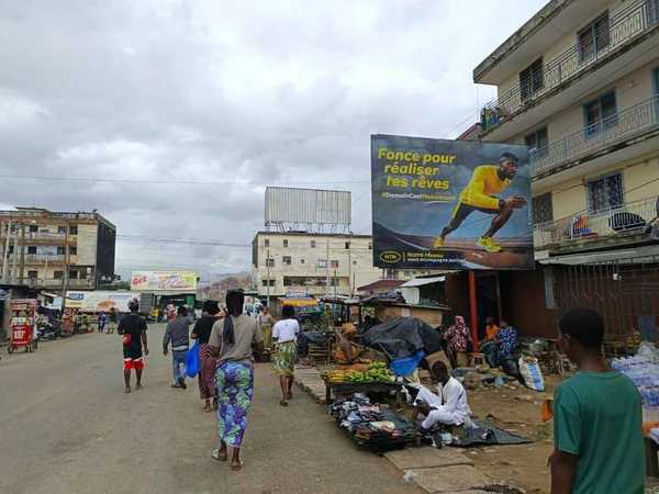 Panneau de 12 m² en bord de route à Abidjan